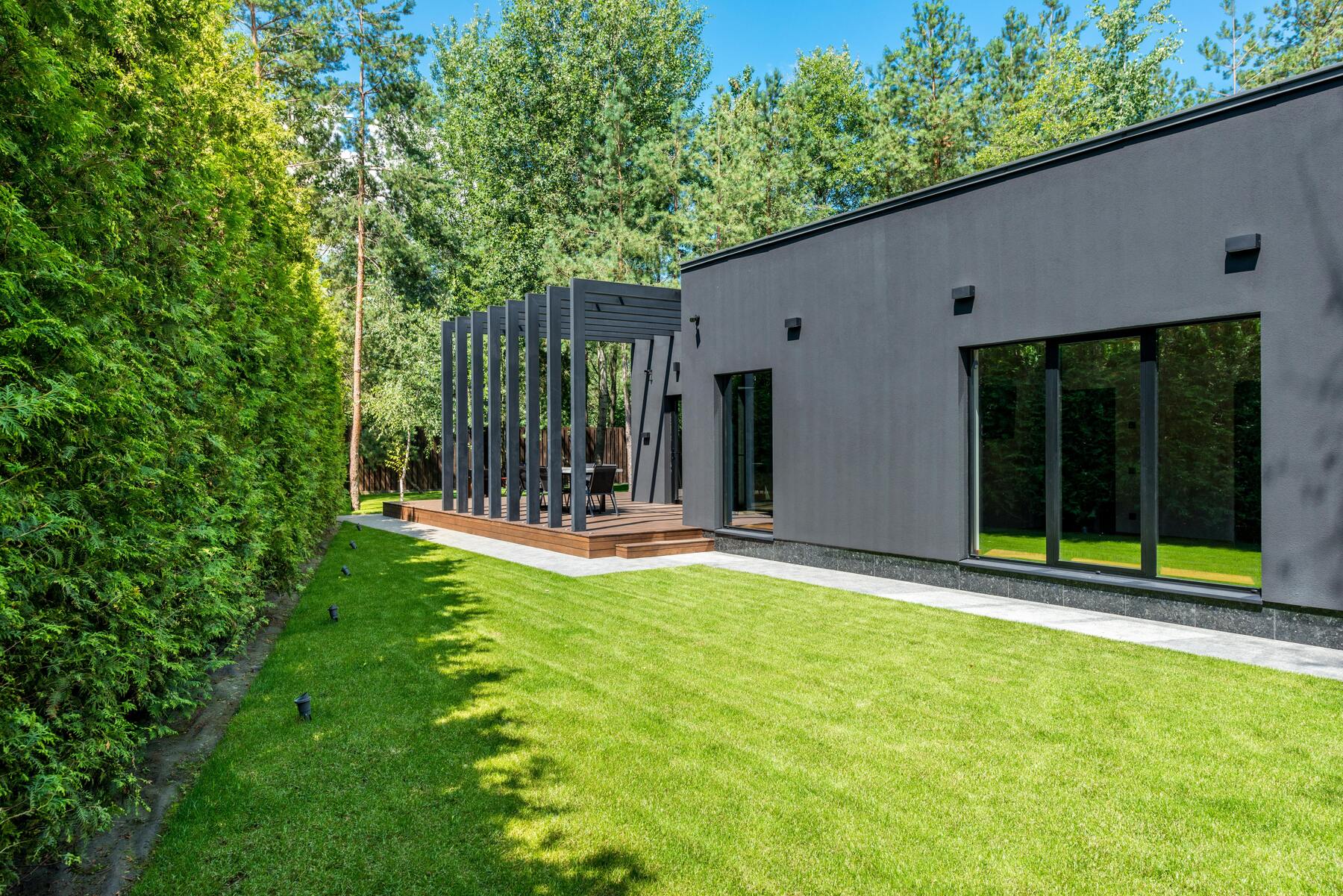 Förvandla trädgården med en pergola av naturmaterial